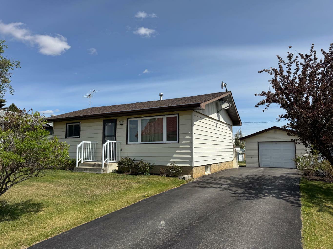 Property Photo:  928 4th Avenue  AB T0H 2A0 
