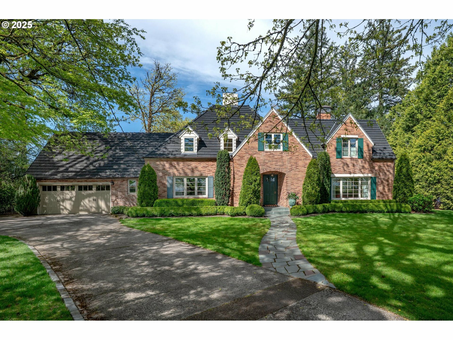 5046 SW Hilltop Ln  Portland OR 97221 photo