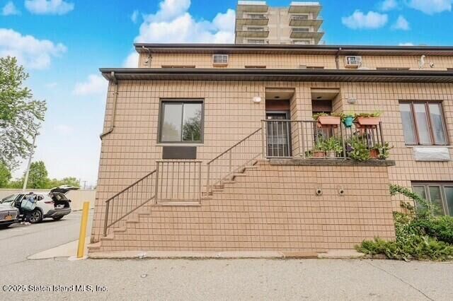 Property Photo:  49 Hylan Boulevard 2D  NY 10305 