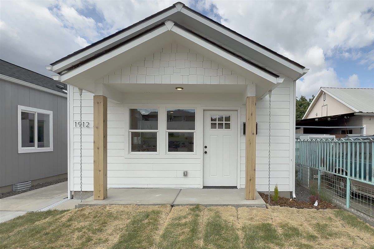 Property Photo: 1912 W Buckeye Ave WA 99205