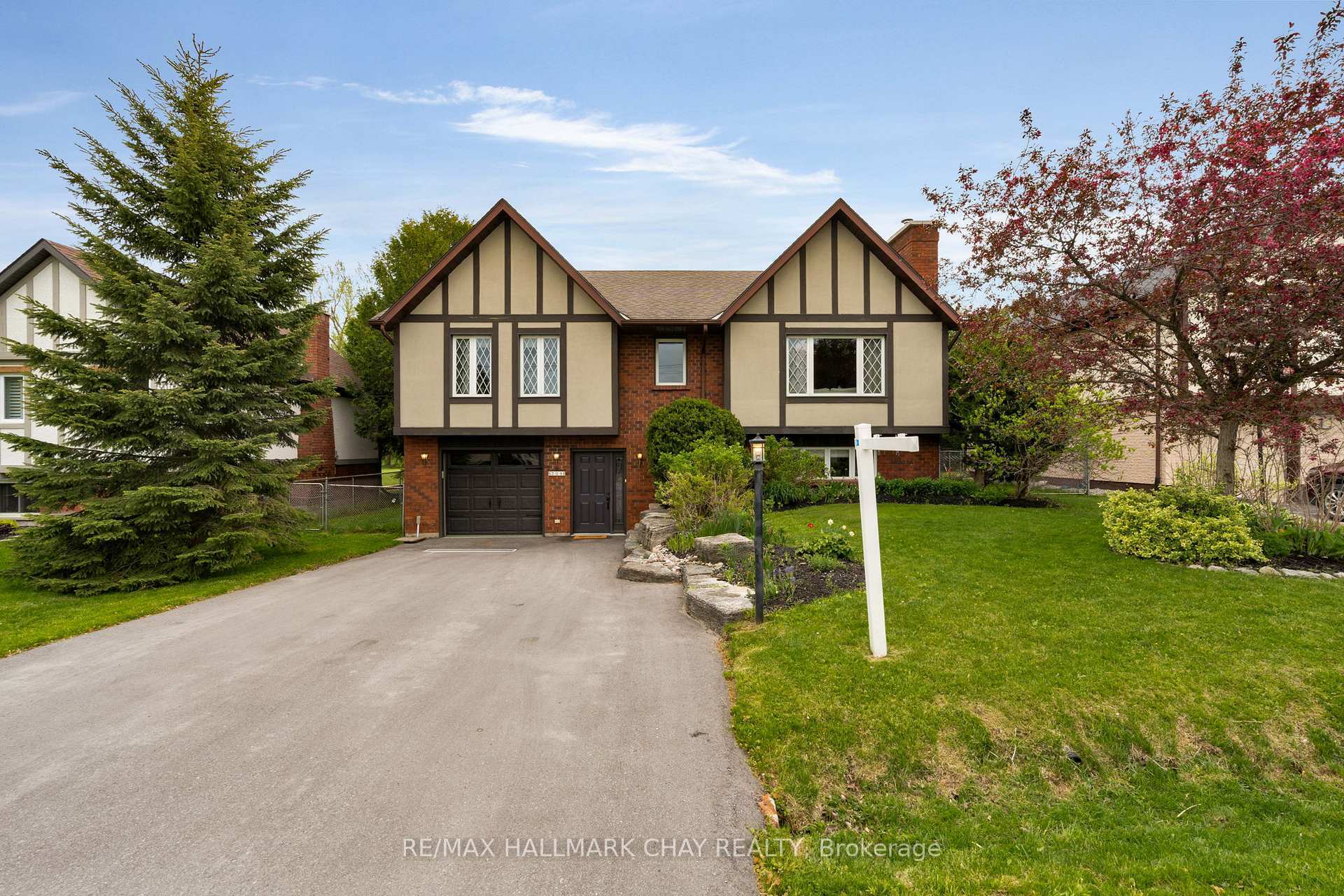 Property Photo: 209 Dominion Drive ON L0M 1S0