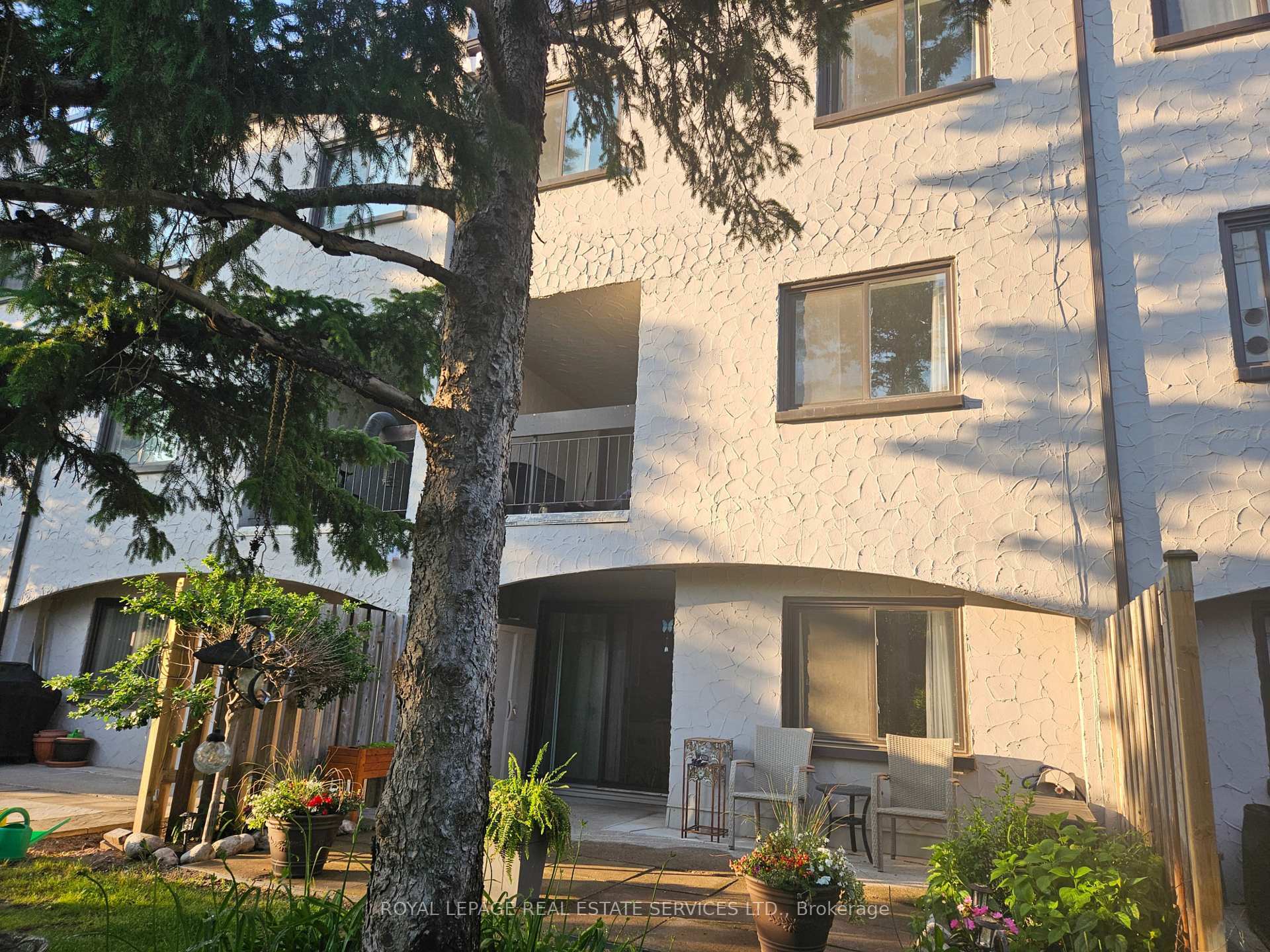 Property Photo: 1008 Falgarwood Drive 5 ON L6H 2P5