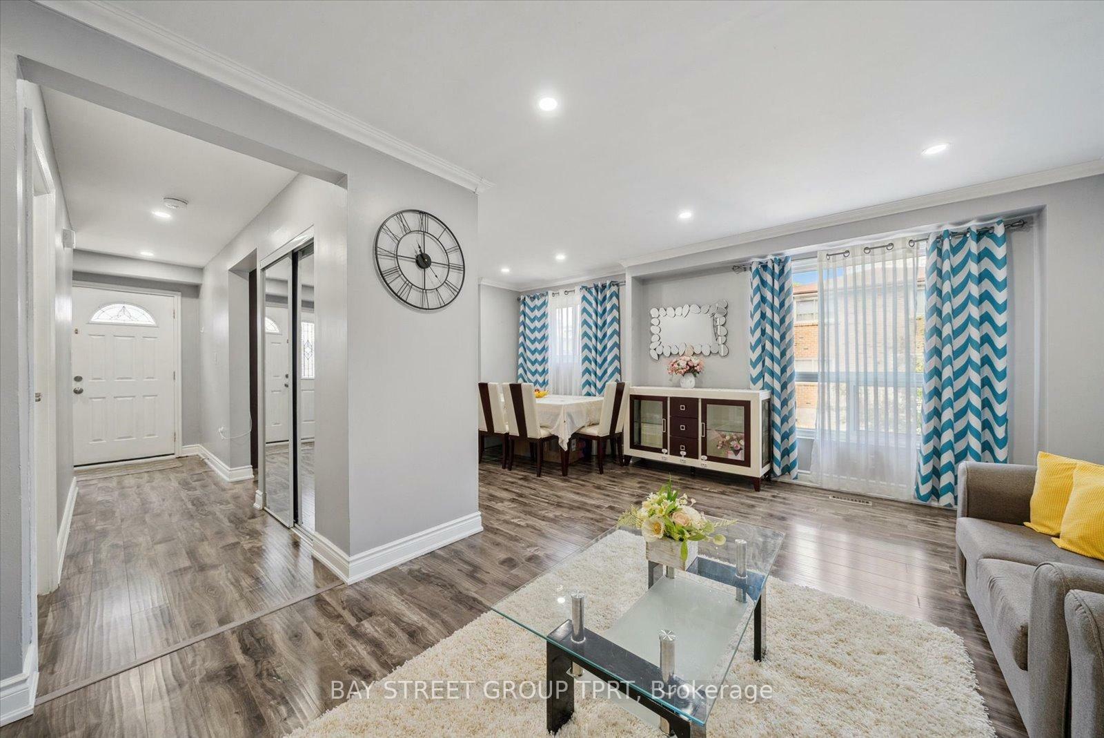 Photo de la propriété:  16 Bur Oak Way  ON M3L 2G4 