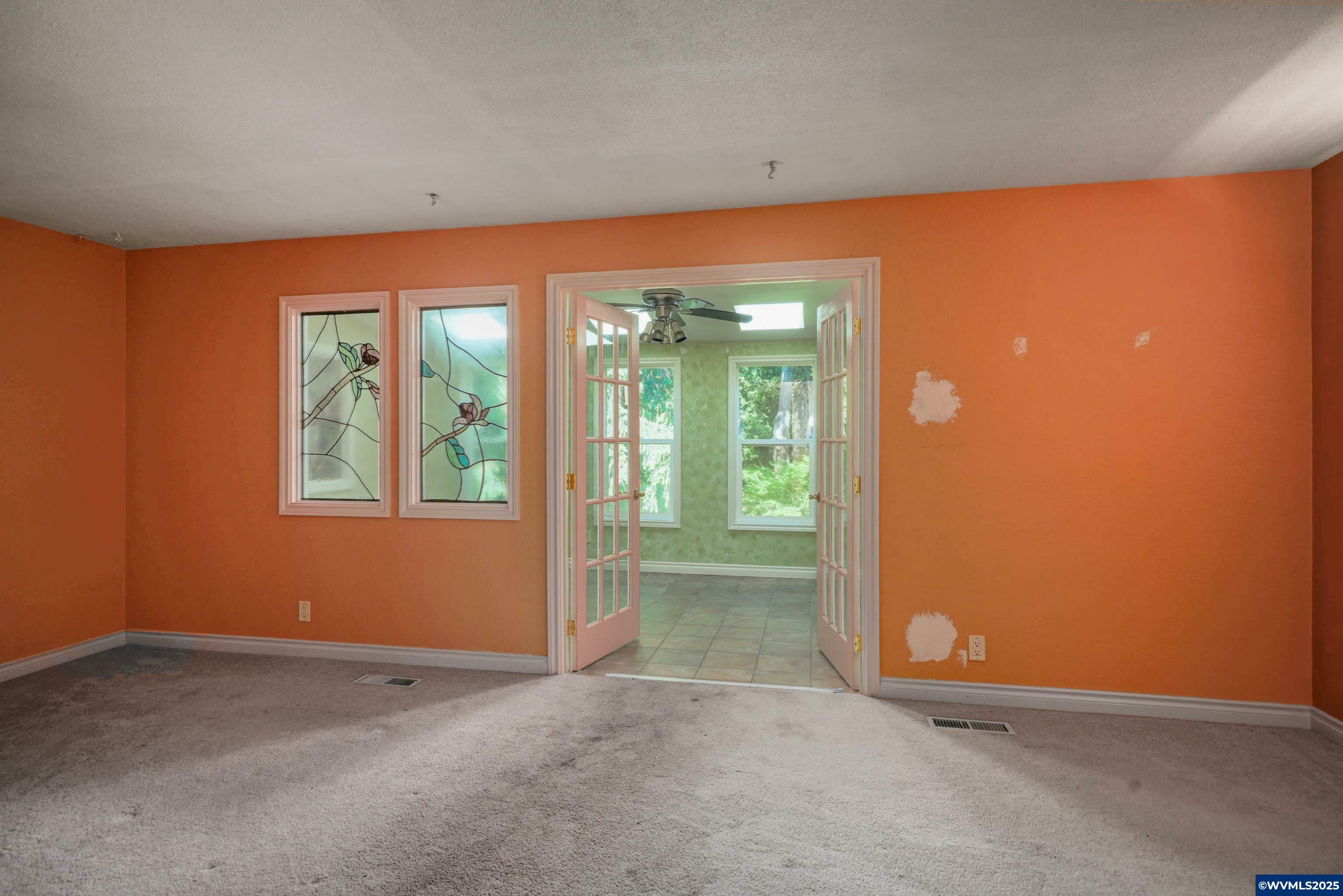 Property Photo: 549 Clarmount St OR 97304