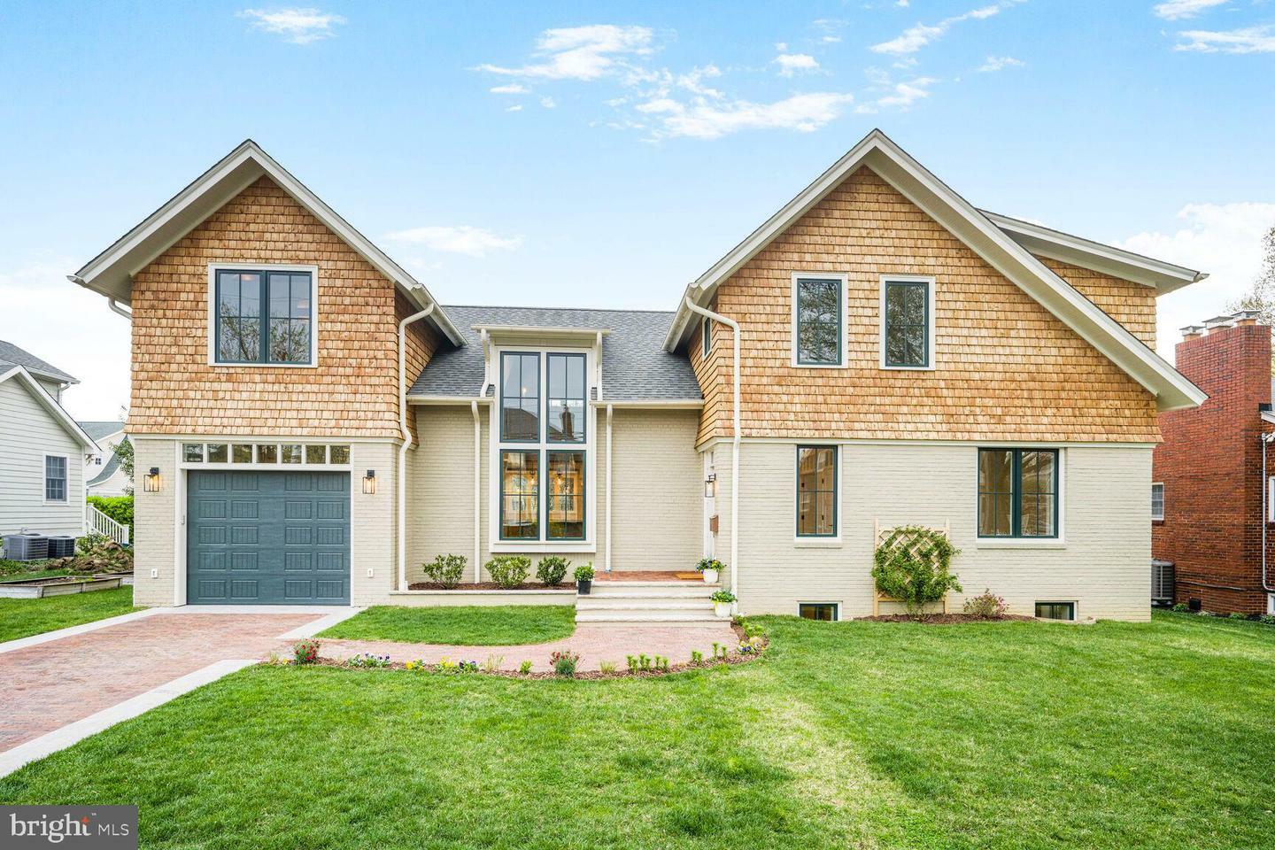 Property Photo: 605 Hilltop Terrace VA 22301