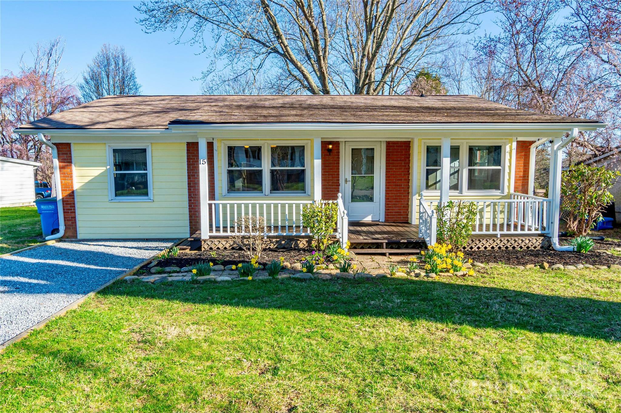 Property Photo: 15 Oak Leaf Lane NC 28704