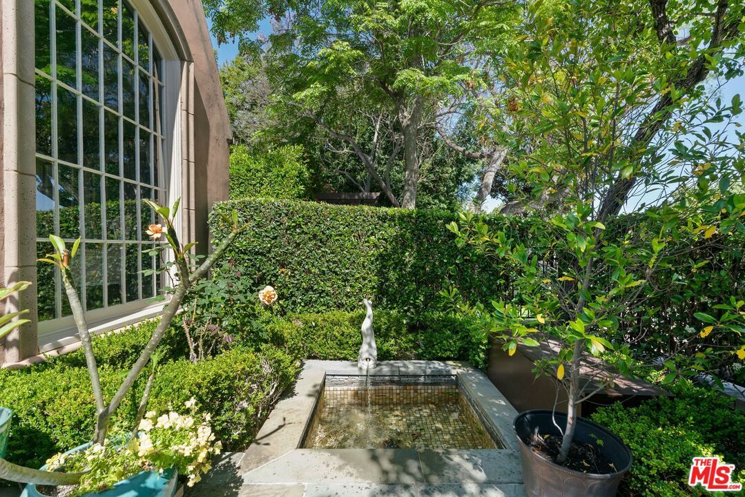 Property Photo:  9053 Elevado St  CA 90069 