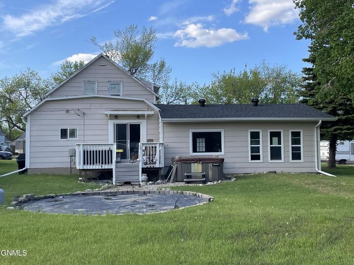 Property Photo:  950 3rd Street N  ND 58421 