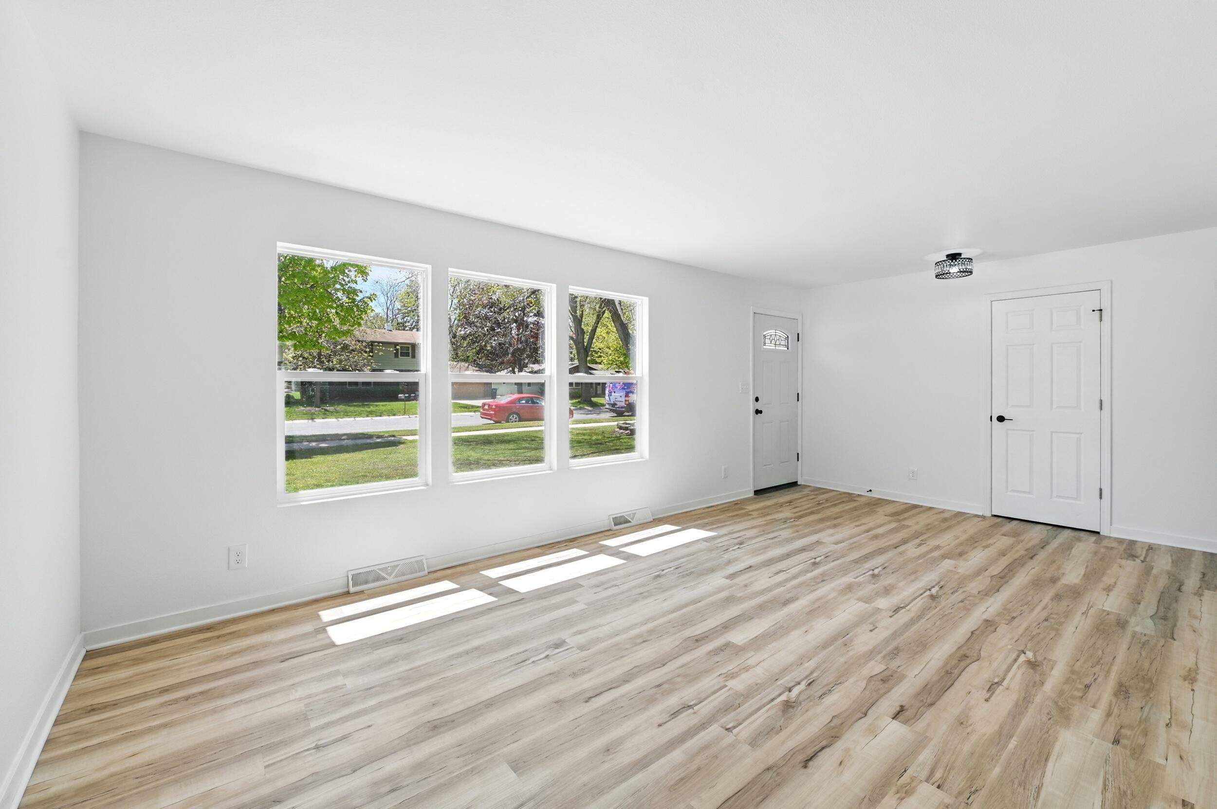 Property Photo: 104 W Fransee Ln WI 53080