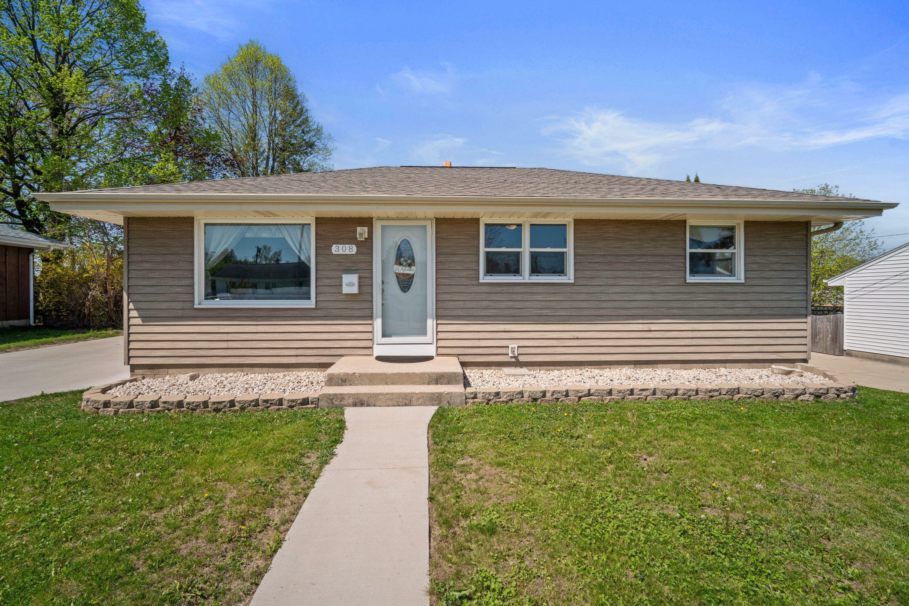 Property Photo: 308 Beech St WI 53024