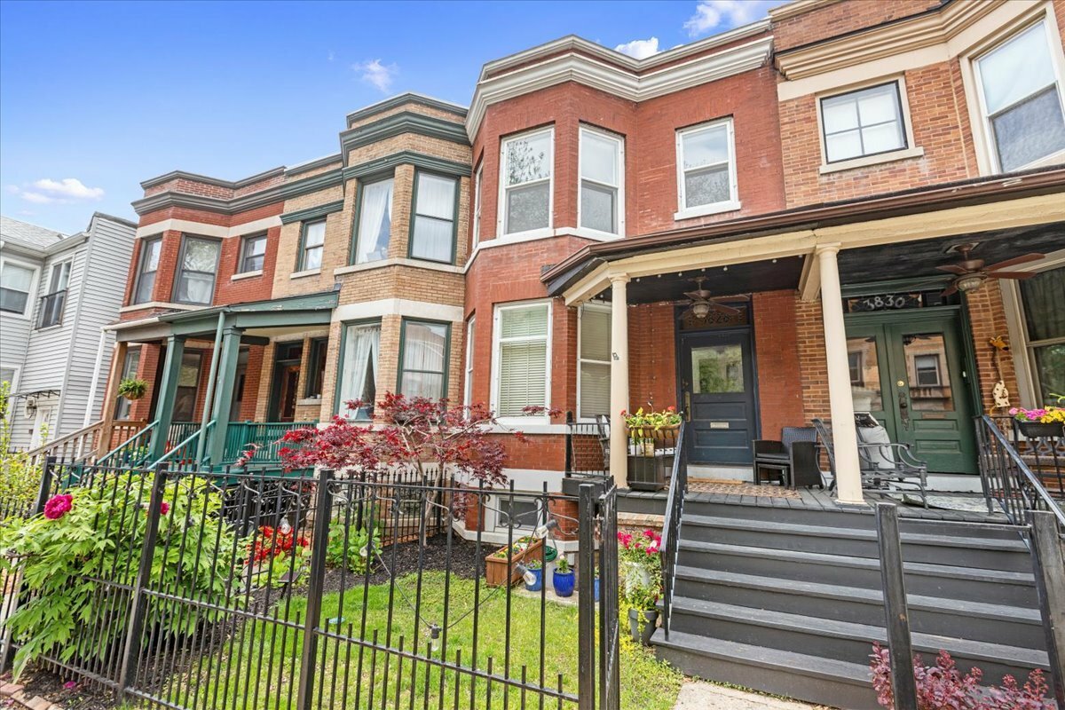 Property Photo: 3828 N Wilton Avenue IL 60613