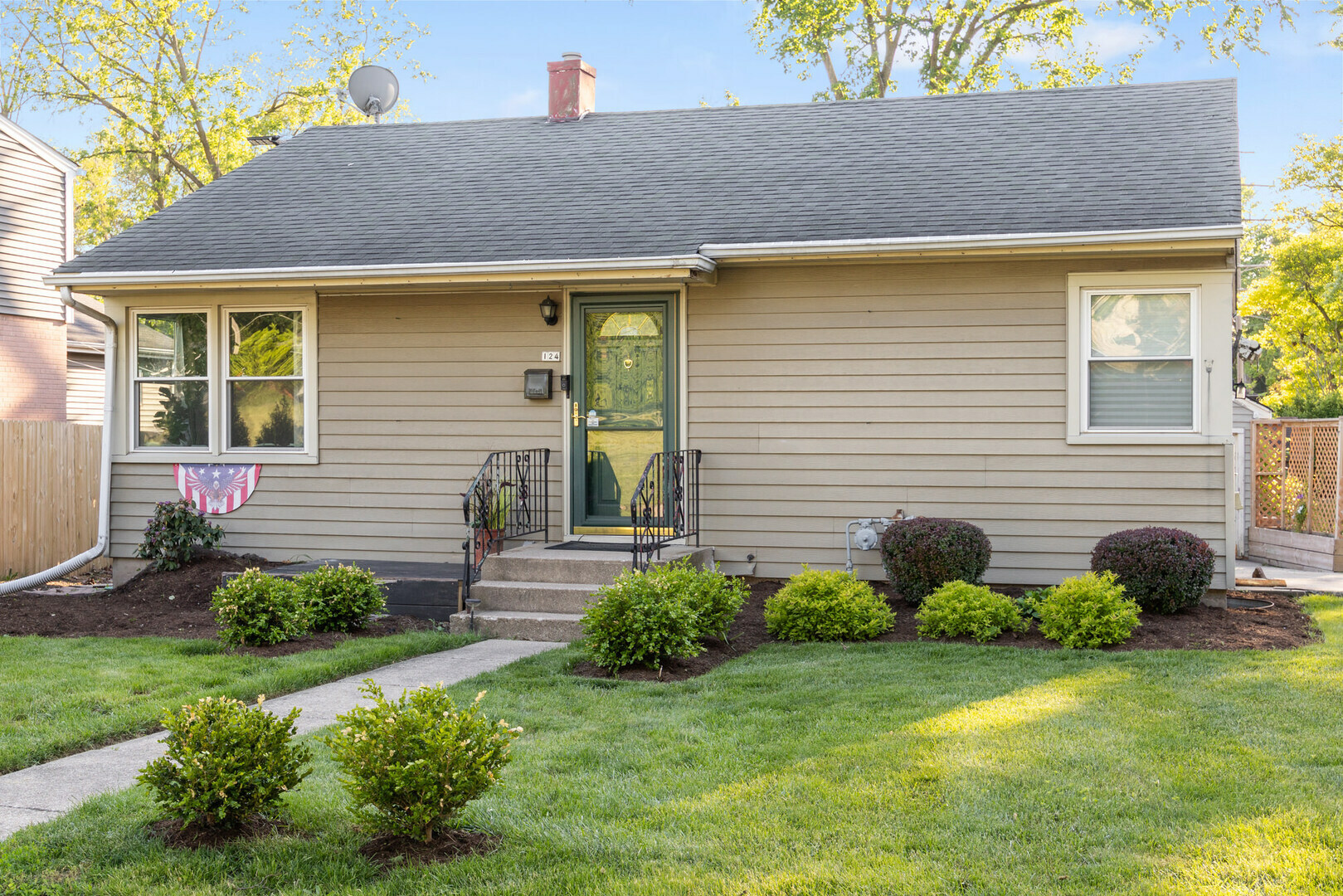 Property Photo: 124 N West End Avenue IL 60559