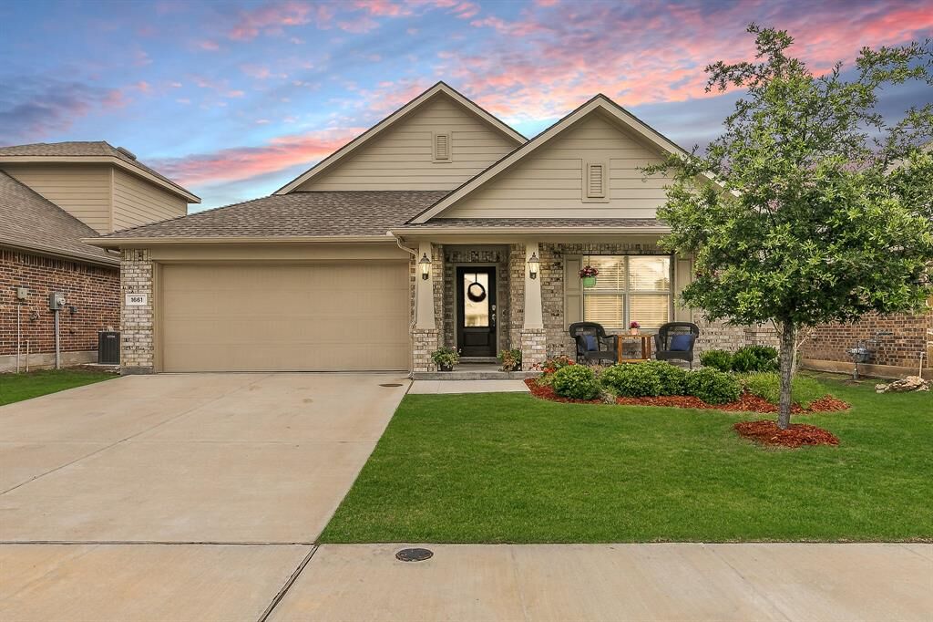 Property Photo: 1661 Victoria Drive TX 76131
