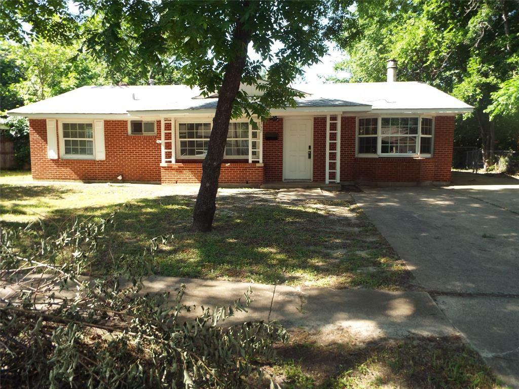 Property Photo:  337 W Coral Way  TX 75051 