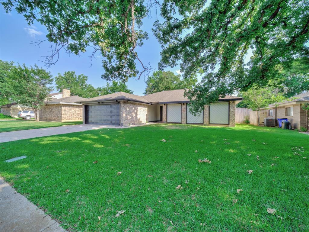Property Photo: 300 Lark Lane TX 76039