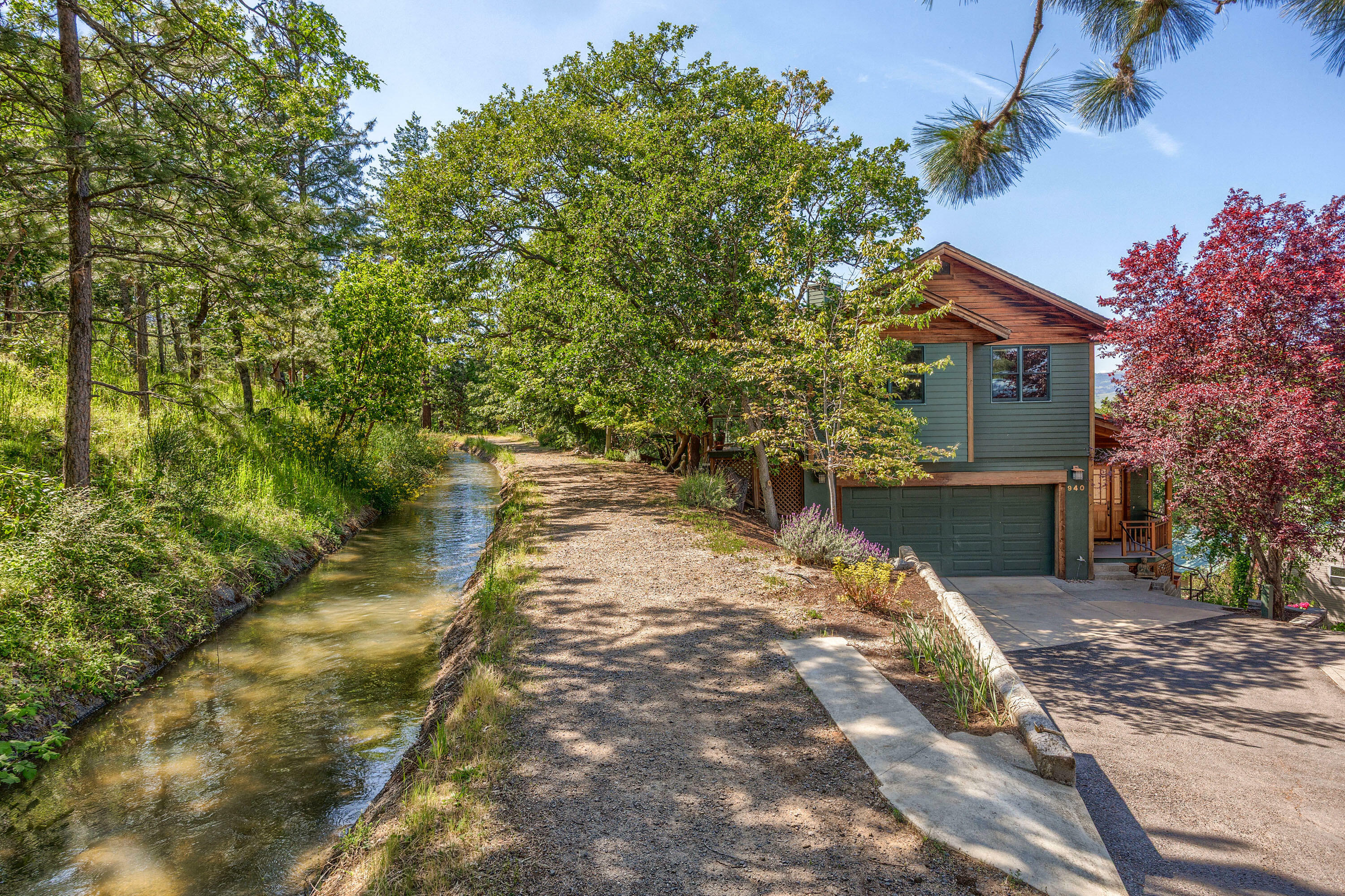 Property Photo: 940 Pinecrest Terrace OR 97520