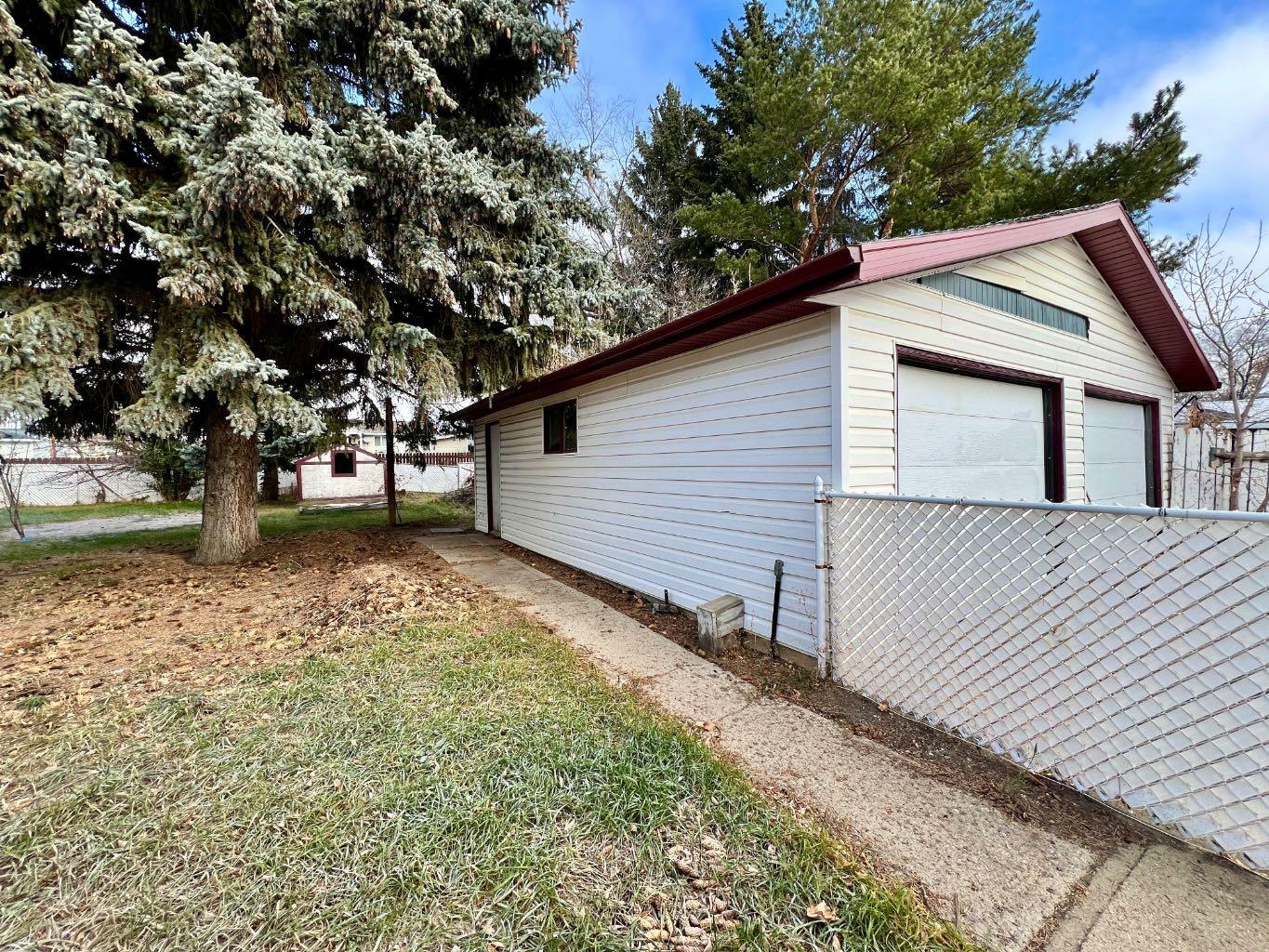 Property Photo:  1014 17 Avenue  AB T9W 1A1 