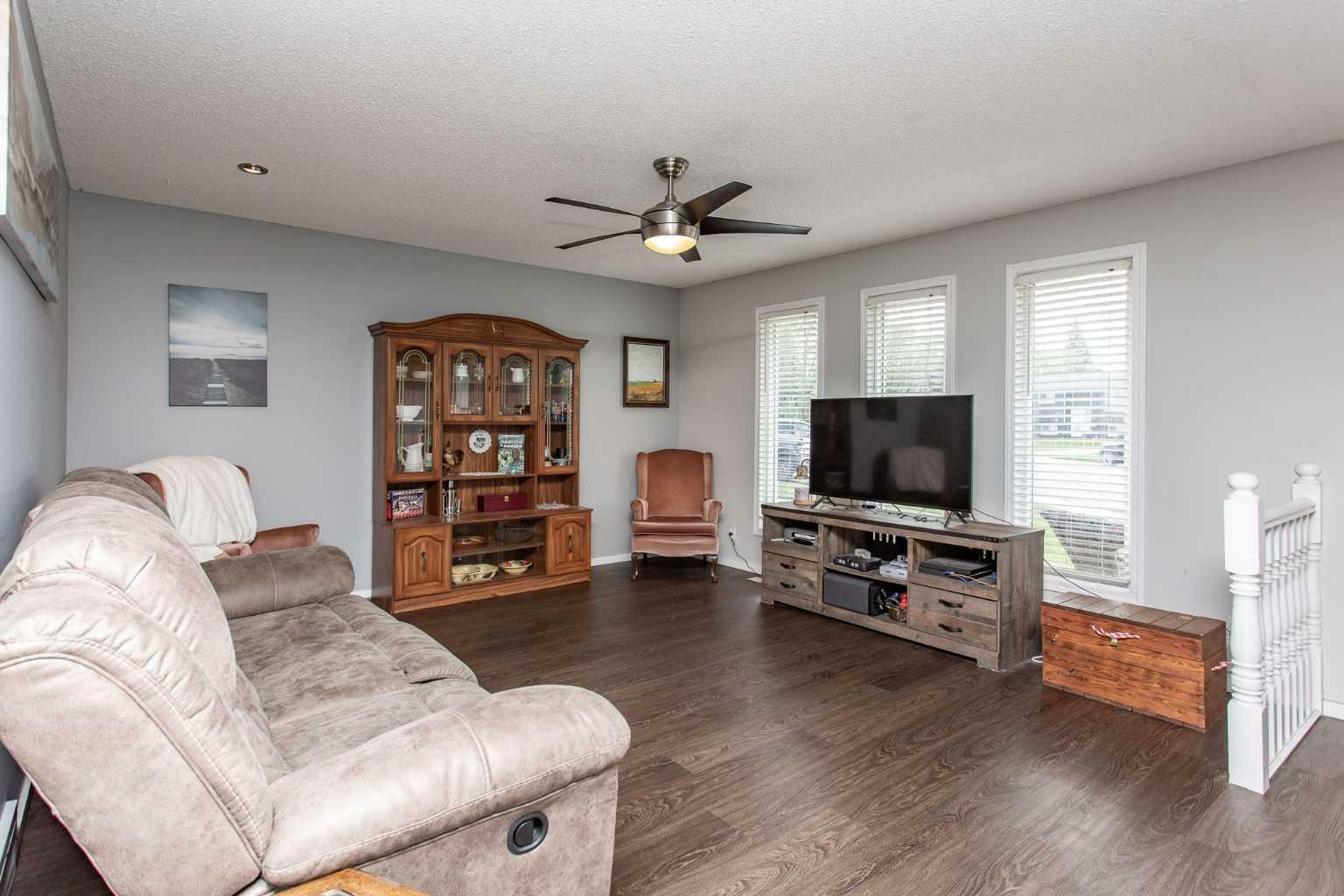 Property Photo: 62 Heritage Drive AB T4L 1N8