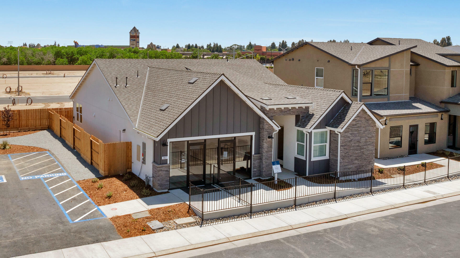 Property Photo: 947 Lisbon Avenue CA 93274