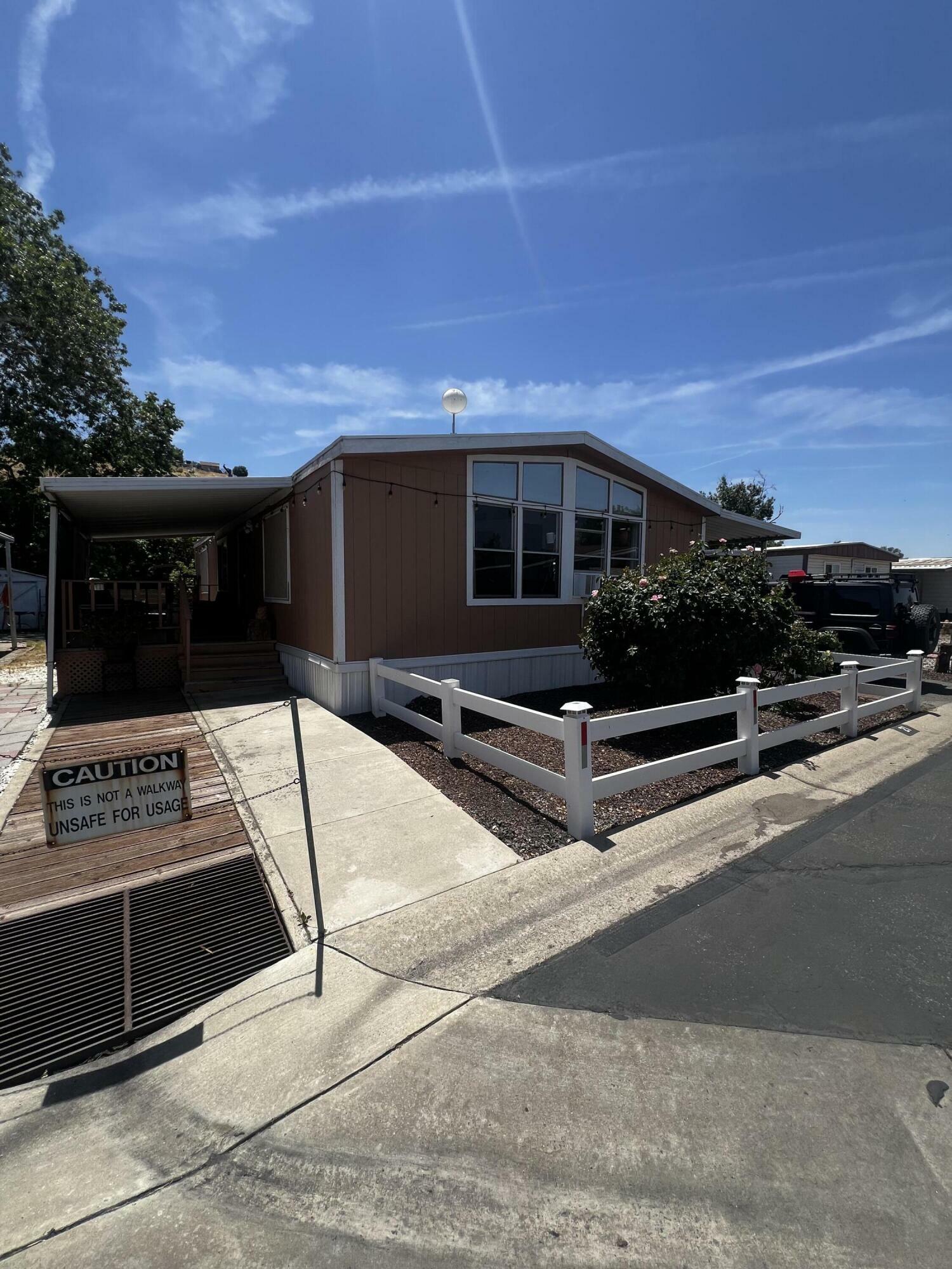 Property Photo: 720 E Worth Avenue 21 CA 93257