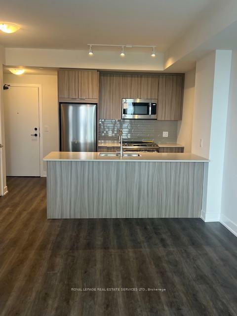 Property Photo: 430 Square One Drive 3910 ON L5B 0L6