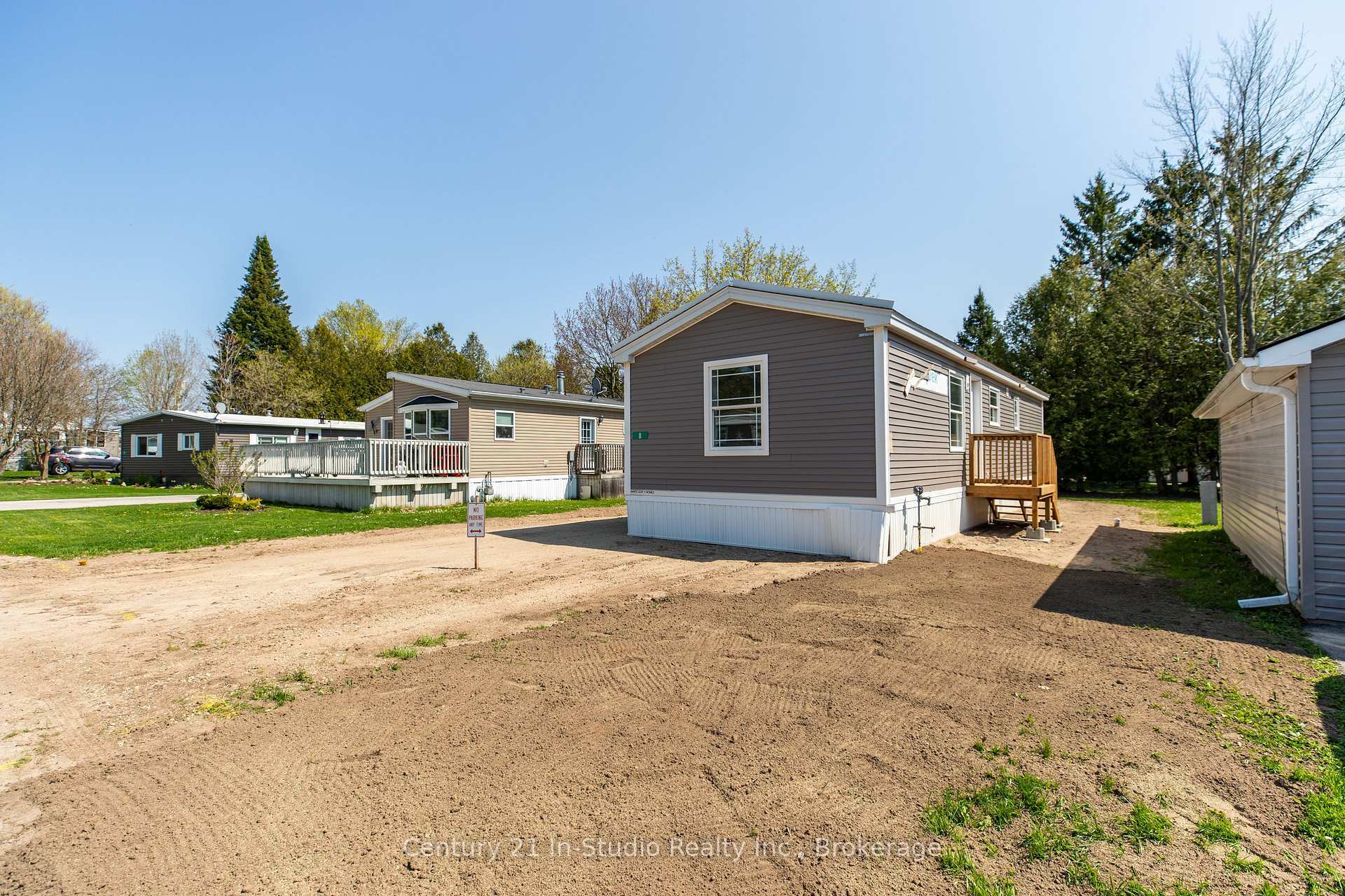Property Photo: 8 Sussex Square ON N4K 5N5