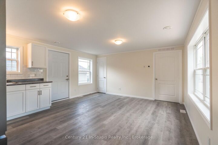 Property Photo:  8 Sussex Square  ON N4K 5N5 