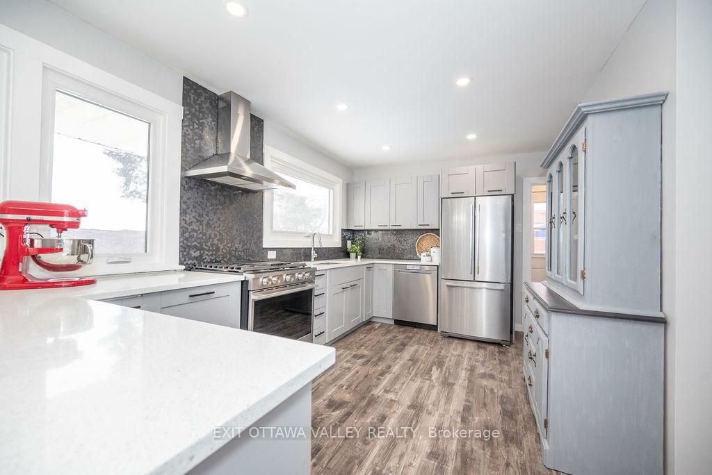 Property Photo: 1 Frontenac Crescent ON K0J 1P0