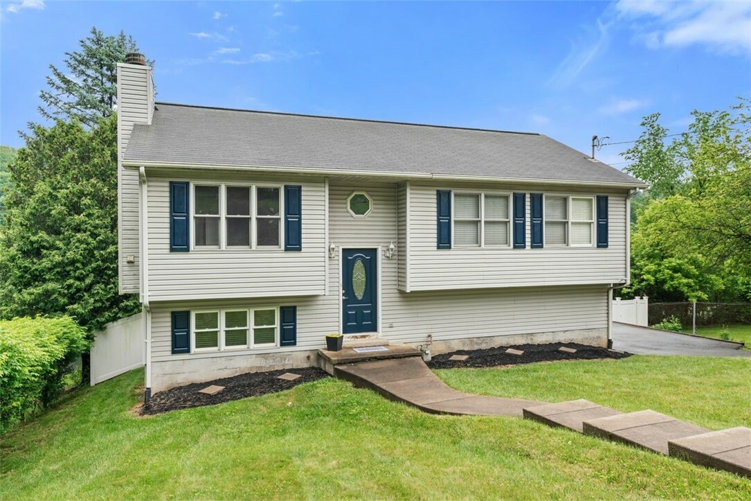 Property Photo: 916 Timberland Ave PA 15226
