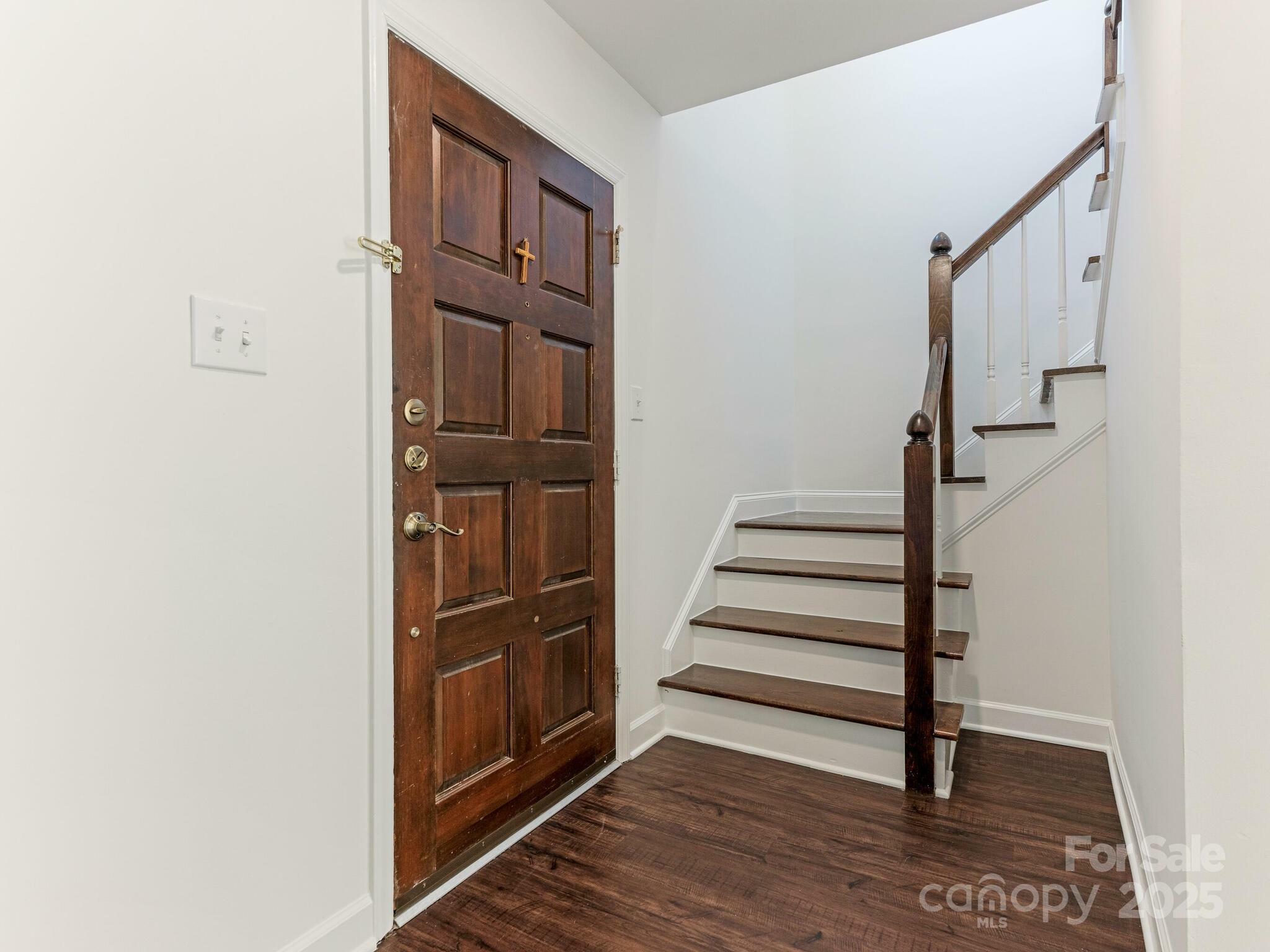 Property Photo: 6817 Dumbarton Drive NC 28210