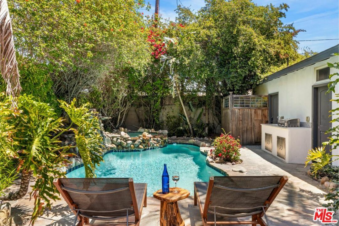 Property Photo:  4940 Arcola Ave  CA 91601 