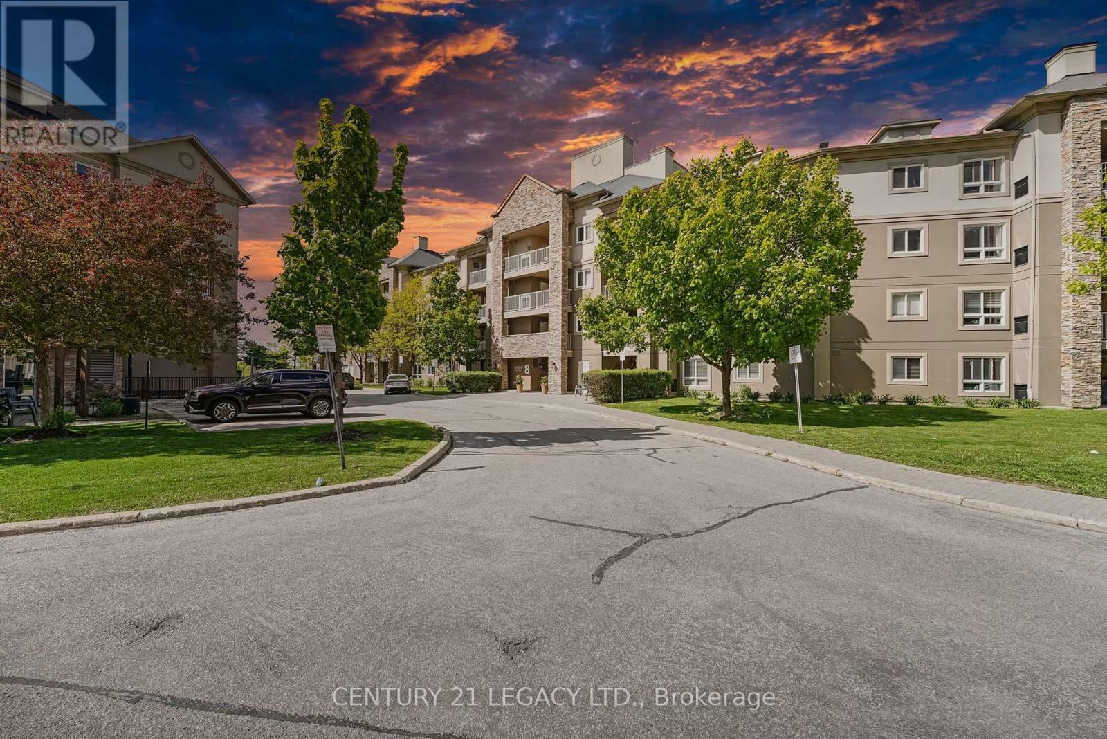 Property Photo: 8 Dayspring Circle 1307 ON L6P 2Z7