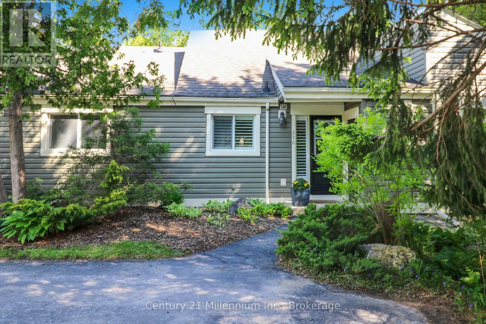 Property Photo: 13 Harbour Street West 256 ON L9Y 5B4
