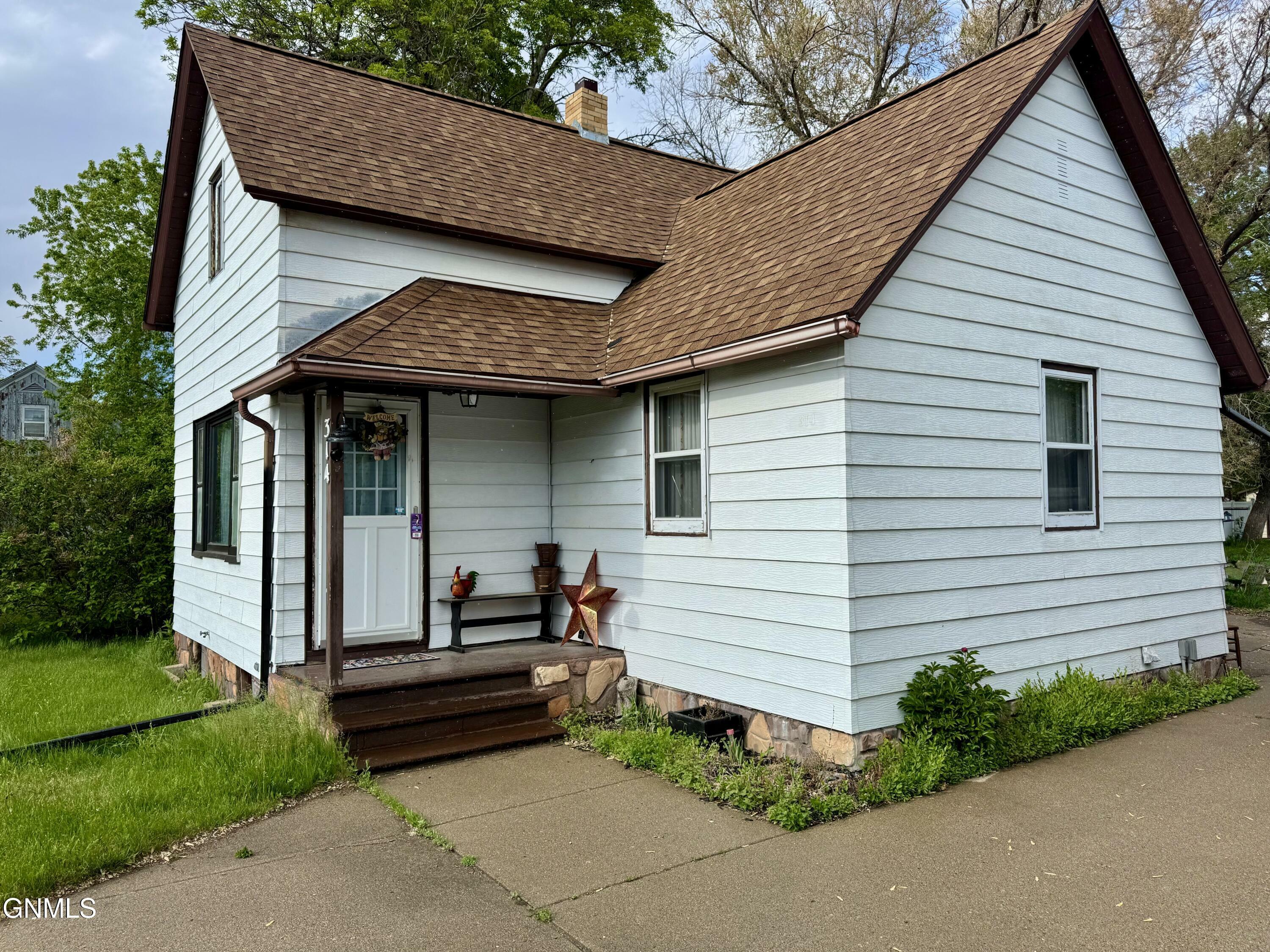 Property Photo: 314 3rd Avenue NW ND 58545