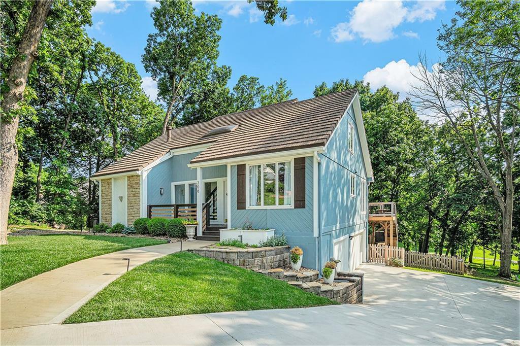 Property Photo:  208 NE Landings Circle  MO 64064 