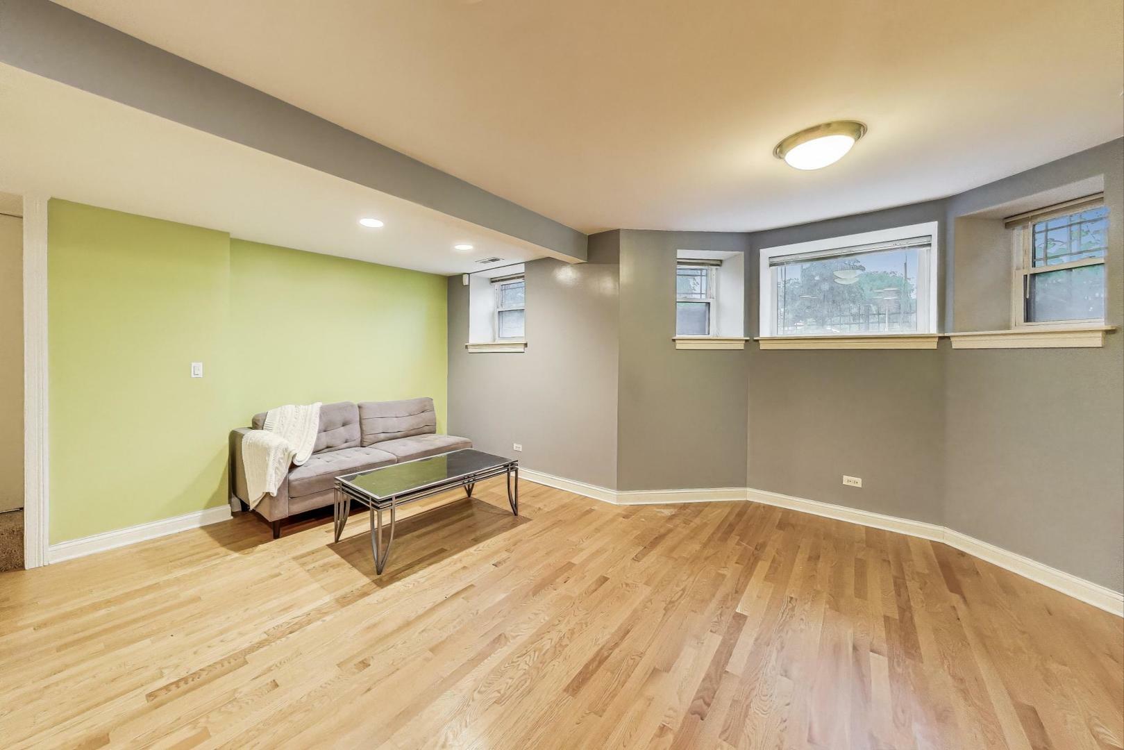 Property Photo: 4440 N Dover Street Gs IL 60640