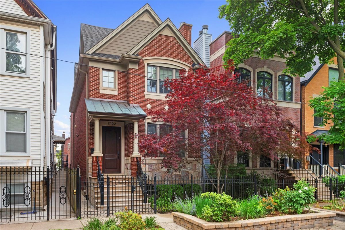 2122 W Melrose Street  Chicago IL 60618 photo