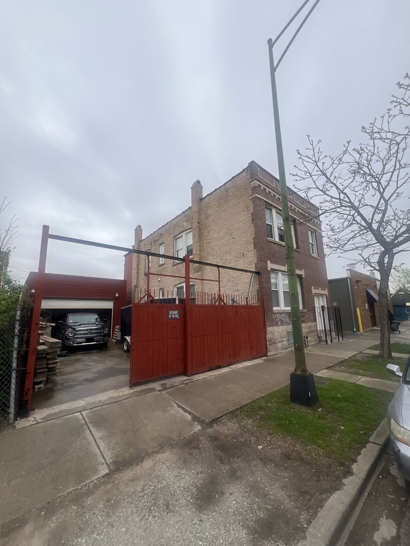 Property Photo: 3945 W Augusta Boulevard IL 60651
