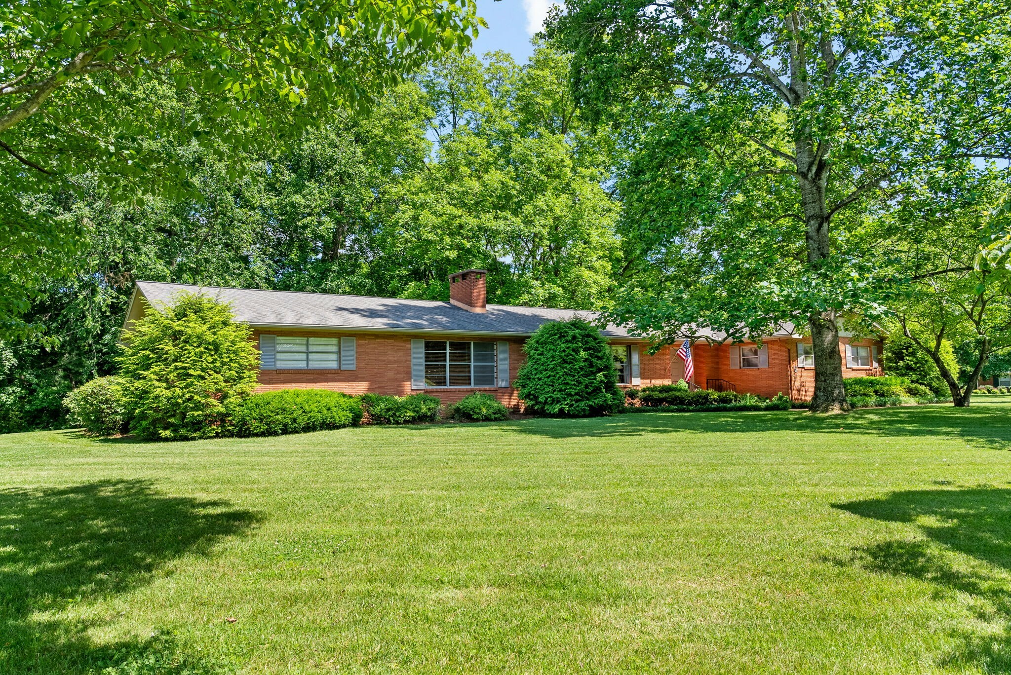 Property Photo:  6 Canterbury Rd  TN 37043 