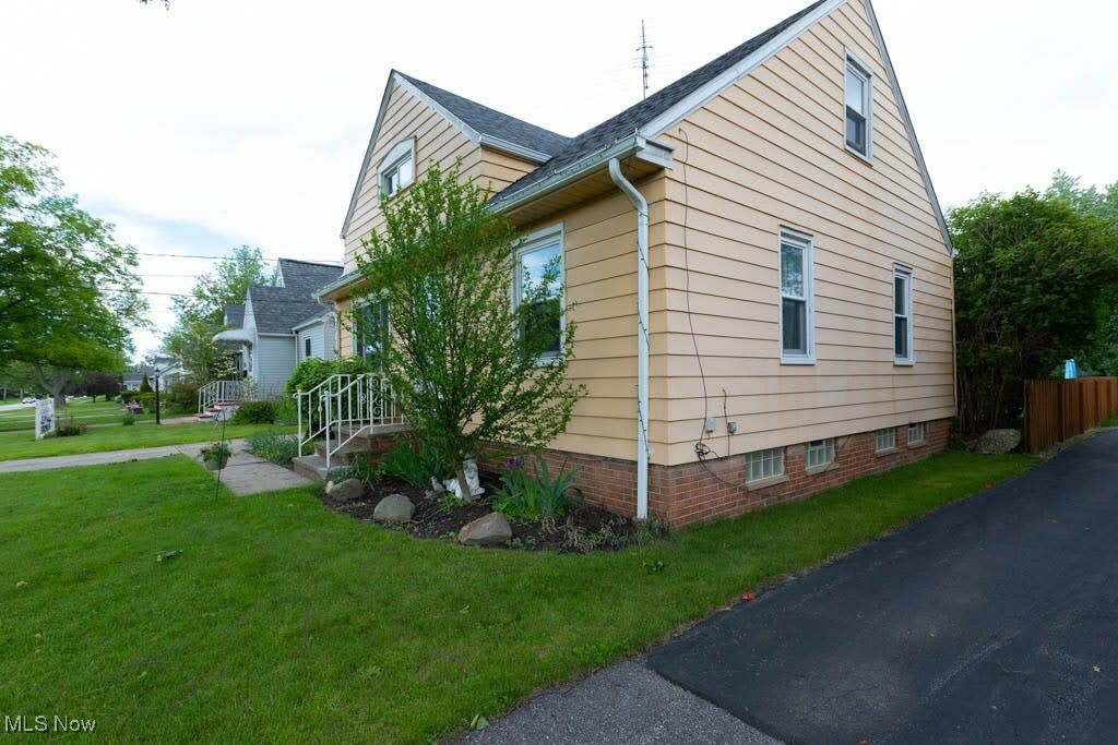 Property Photo: 1271 Lander Road OH 44124
