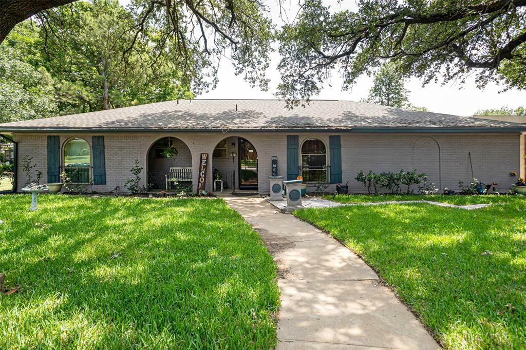 Property Photo: 1229 Surry Place Drive TX 76033