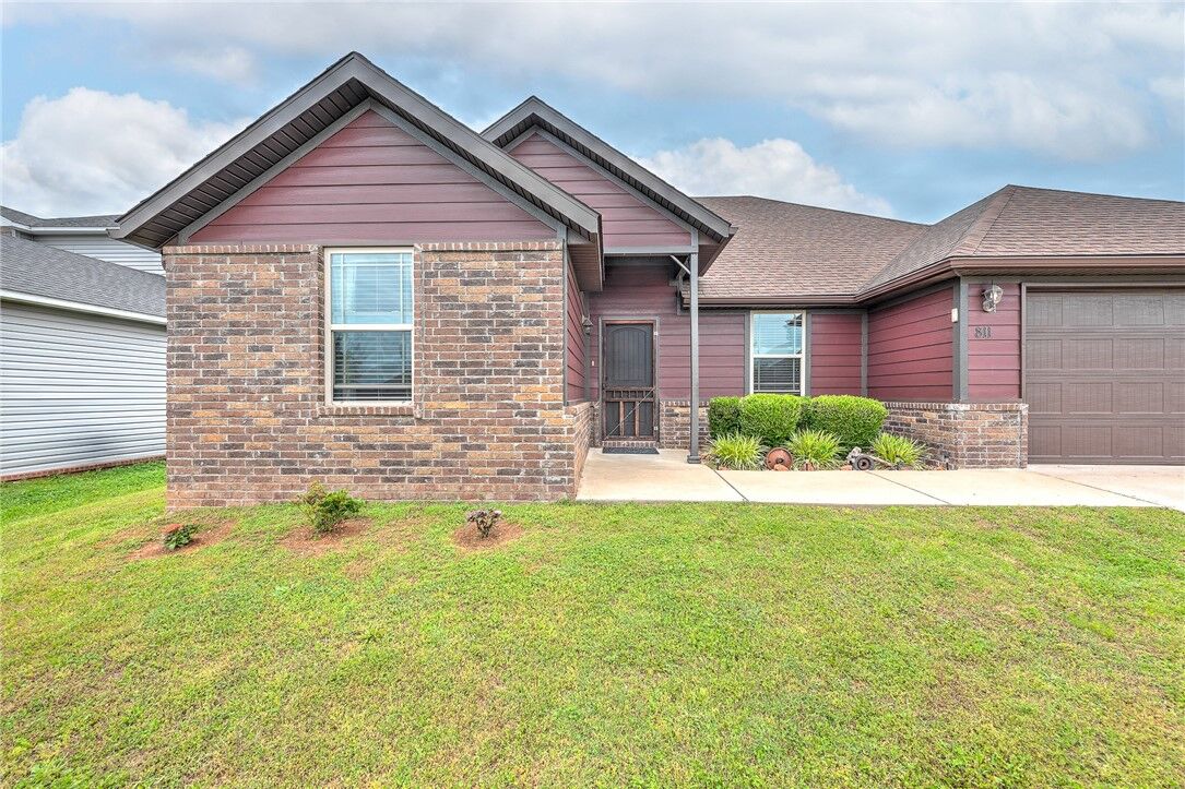 Property Photo:  811 SW Pure Globe Street  AR 72712 