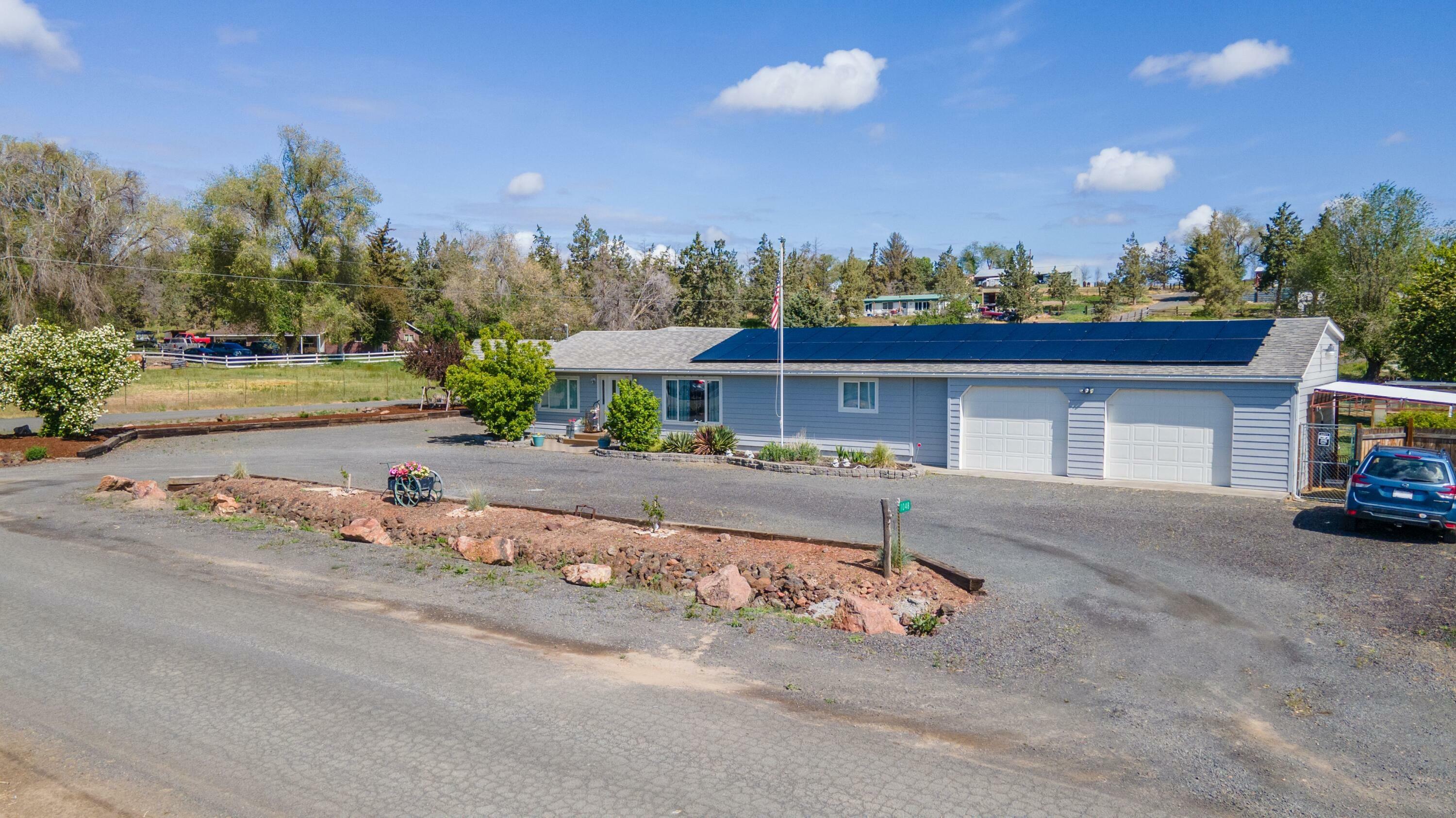 Property Photo: 1048 SW Colfax Lane OR 97741