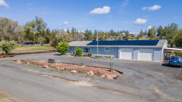 Property Photo: 1048 SW Colfax Lane OR 97741