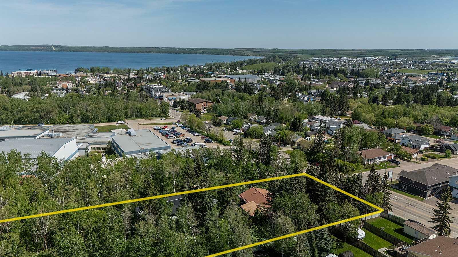 Photo de la propriété: 4444 50 Street AB T4S 1L6