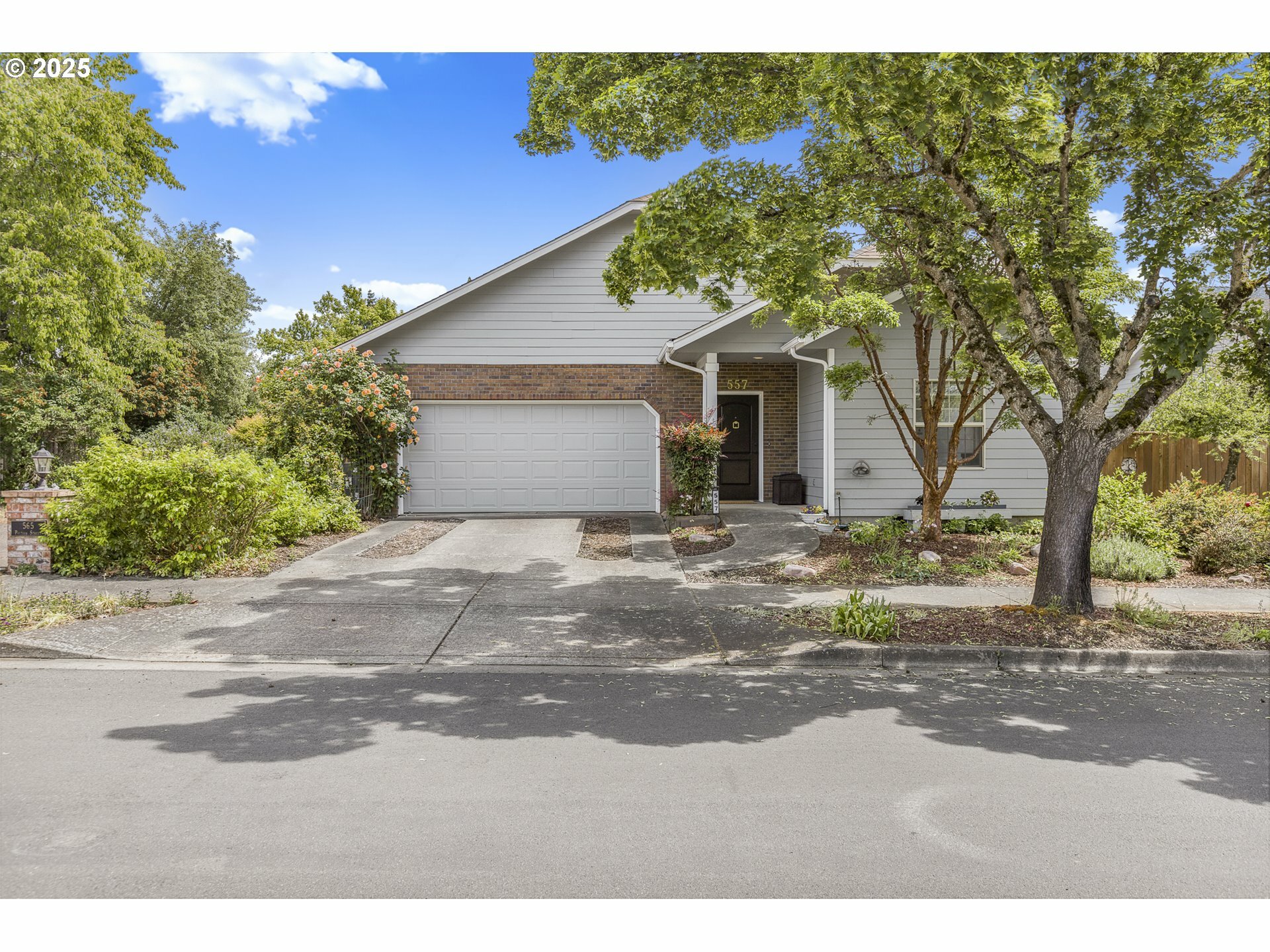 Property Photo: 557 Poltava St OR 97477