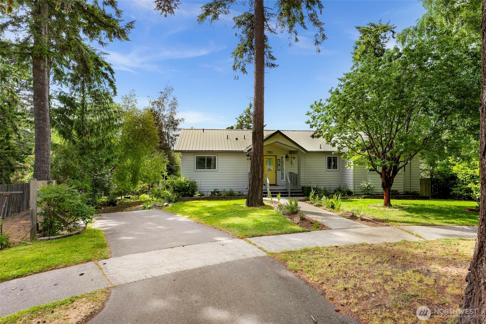 Property Photo: 721 SE Castle Park Court WA 98277