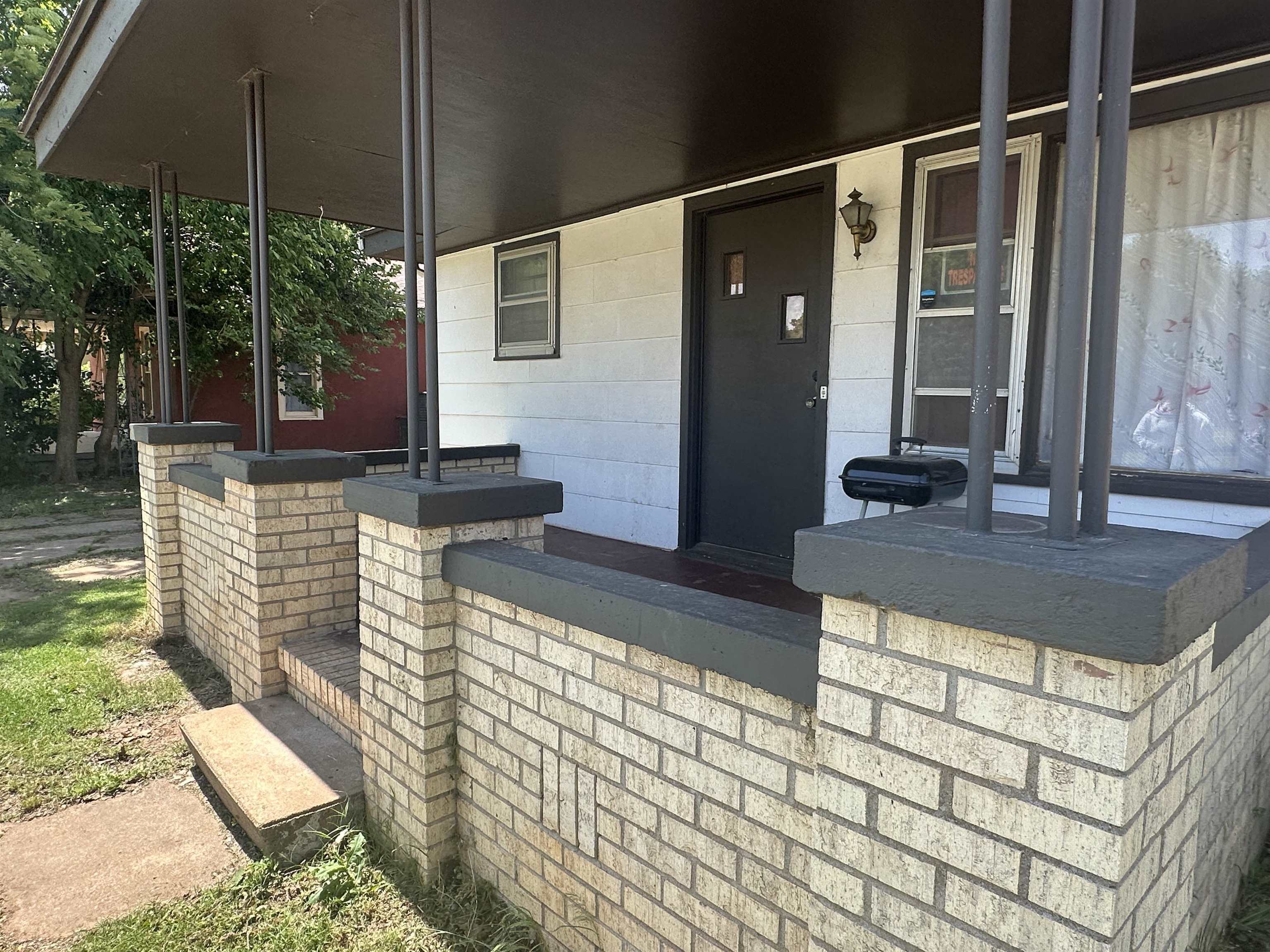 Property Photo: 516 S Jennings Ave KS 67003