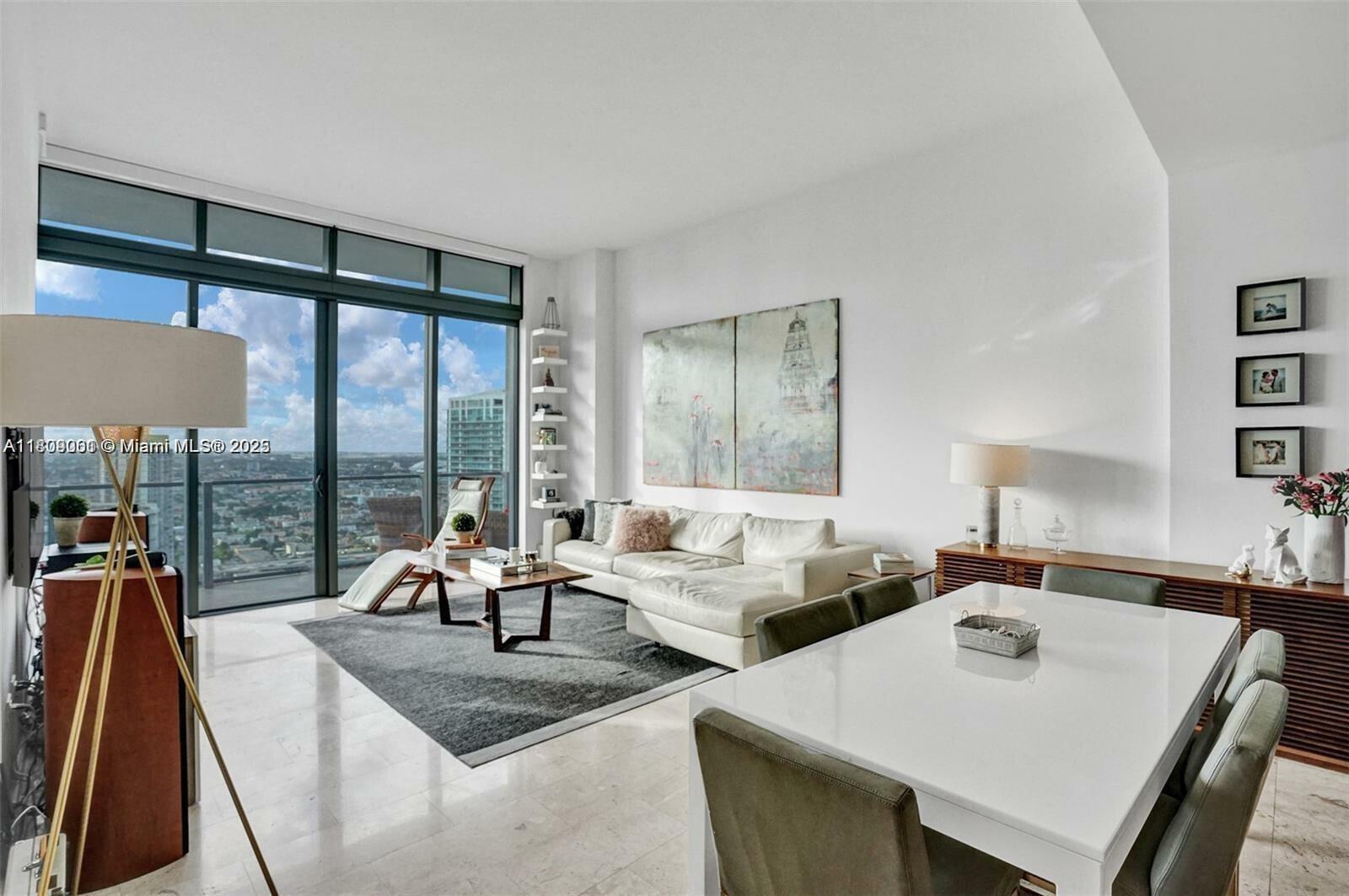 Property Photo: 68 SE 6th St 4010 FL 33131