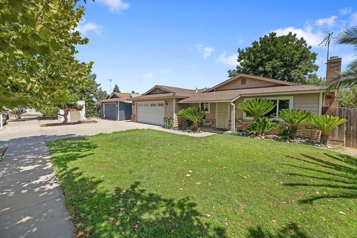 Property Photo: 860 S Kazarian Street CA 93274